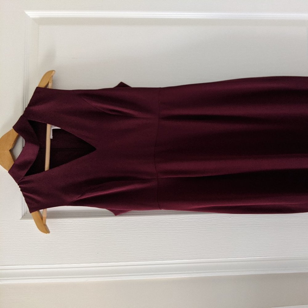 V-neck, below de knee fitted BCBG dress